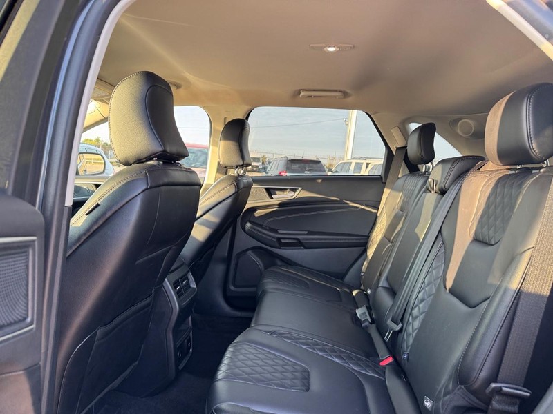 Ford Edge Vehicle Full-screen Gallery Image 12