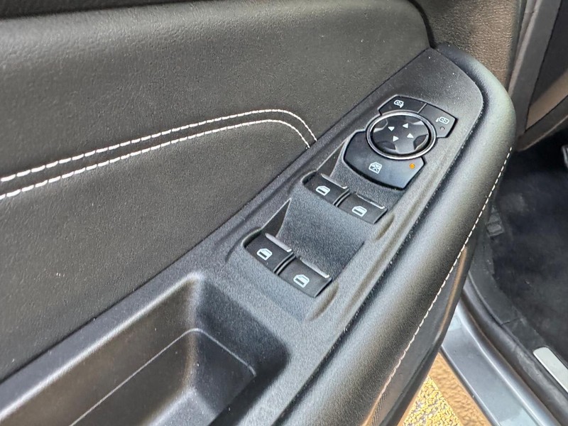 Ford Edge Vehicle Full-screen Gallery Image 18