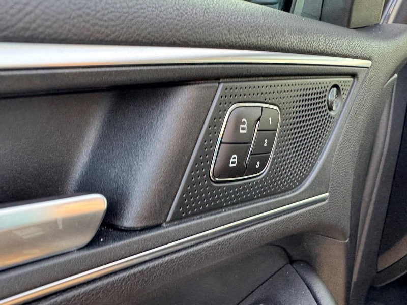 Ford Edge Vehicle Full-screen Gallery Image 19