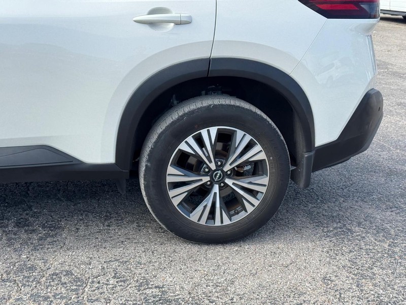 Nissan Rogue Vehicle Full-screen Gallery Image 11
