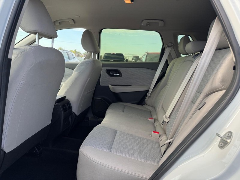 Nissan Rogue Vehicle Full-screen Gallery Image 12