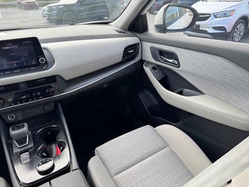 Nissan Rogue Vehicle Full-screen Gallery Image 15
