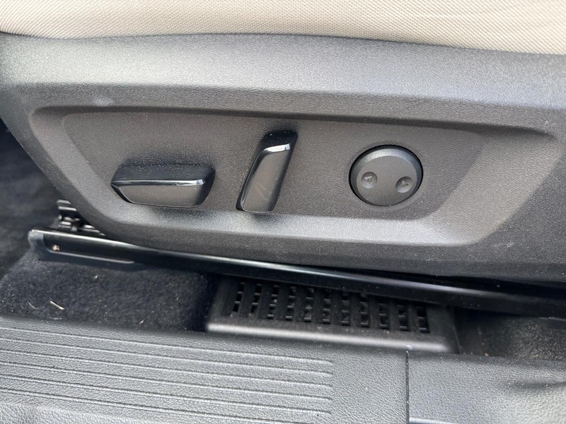 Nissan Rogue Vehicle Full-screen Gallery Image 16
