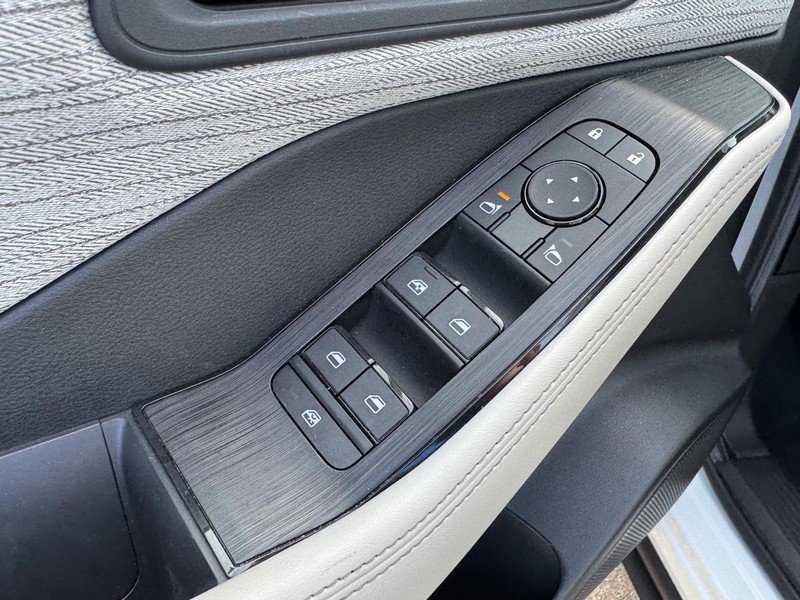 Nissan Rogue Vehicle Full-screen Gallery Image 17