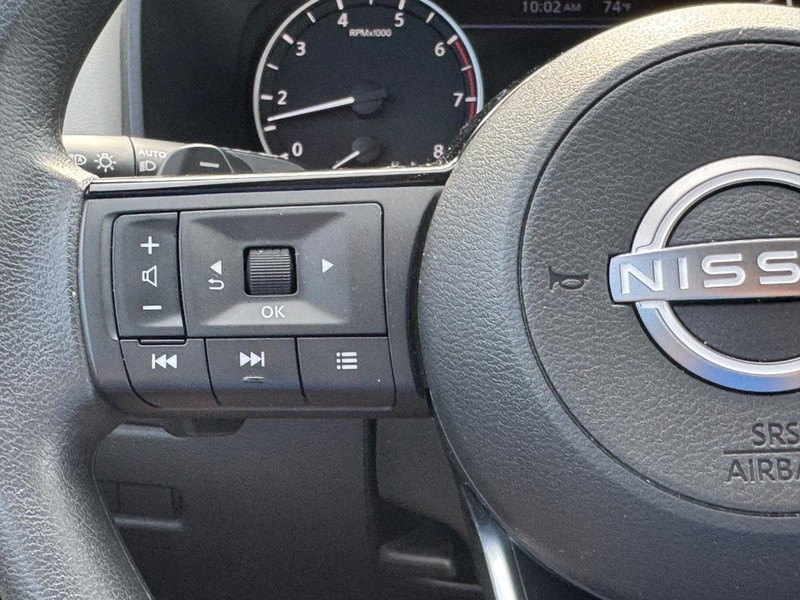 Nissan Rogue Vehicle Full-screen Gallery Image 19