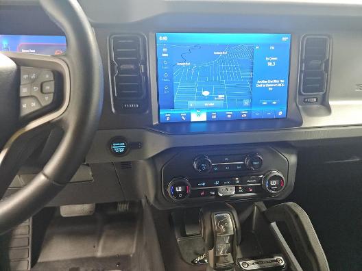 Ford Bronco Vehicle Full-screen Gallery Image 05