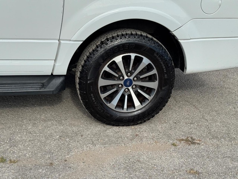 Ford Expedition EL Vehicle Full-screen Gallery Image 11