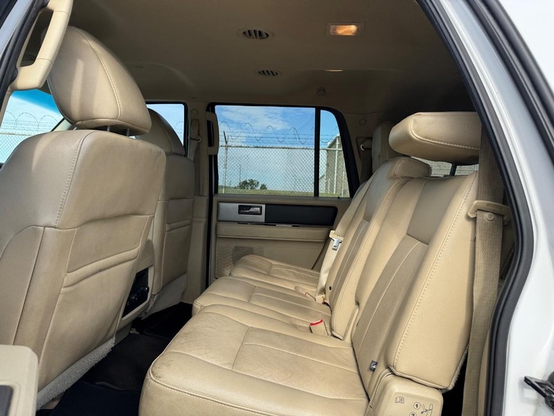 Ford Expedition EL Vehicle Full-screen Gallery Image 12