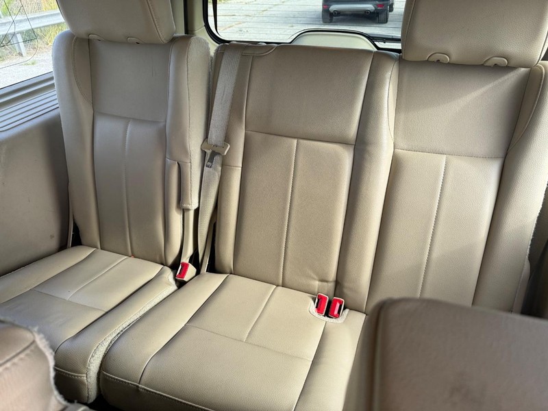 Ford Expedition EL Vehicle Full-screen Gallery Image 13