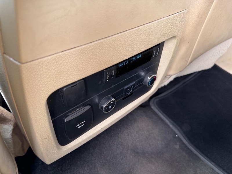 Ford Expedition EL Vehicle Full-screen Gallery Image 14