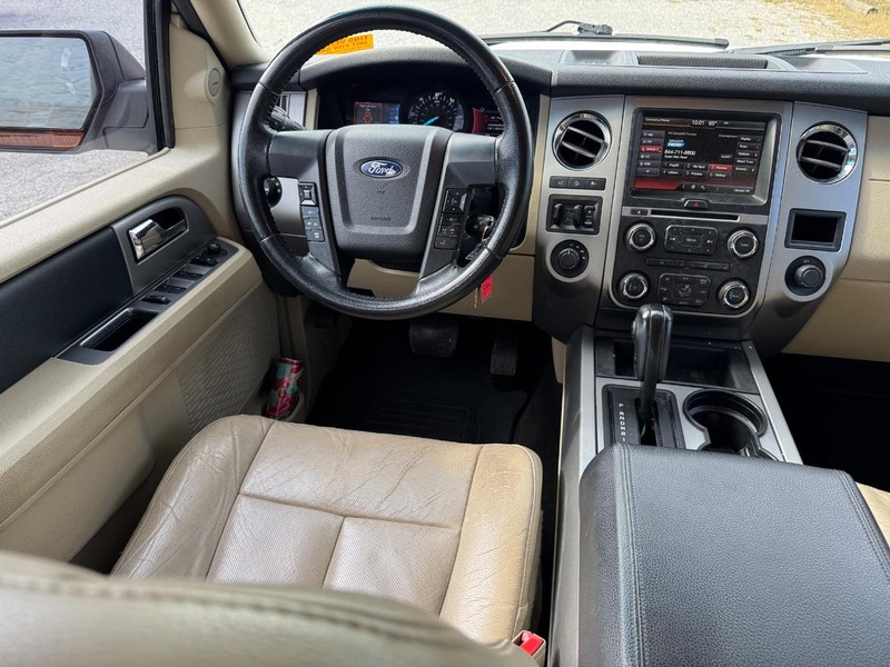 Ford Expedition EL Vehicle Full-screen Gallery Image 15