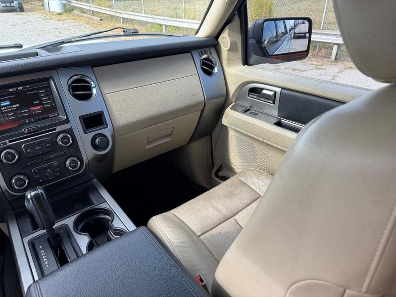 Ford Expedition EL Vehicle Full-screen Gallery Image 17