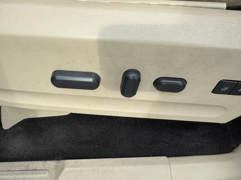 Ford Expedition EL Vehicle Full-screen Gallery Image 18