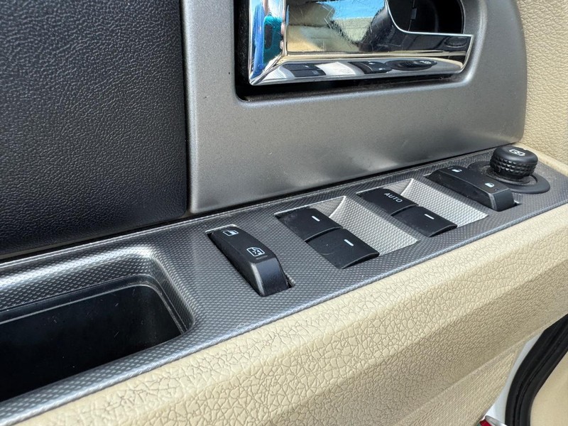 Ford Expedition EL Vehicle Full-screen Gallery Image 20
