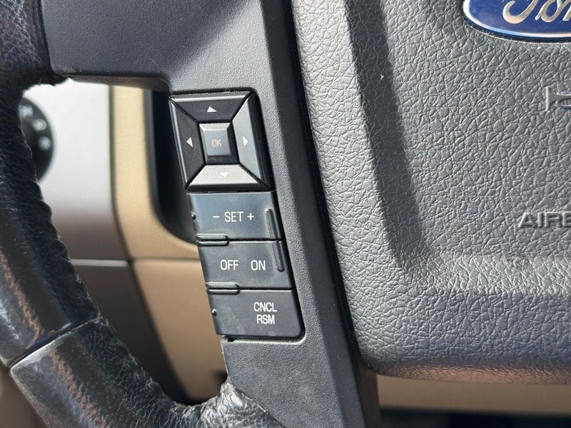 Ford Expedition EL Vehicle Full-screen Gallery Image 22