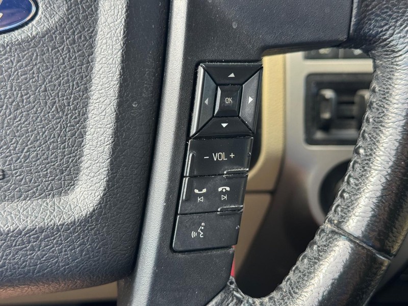 Ford Expedition EL Vehicle Full-screen Gallery Image 23