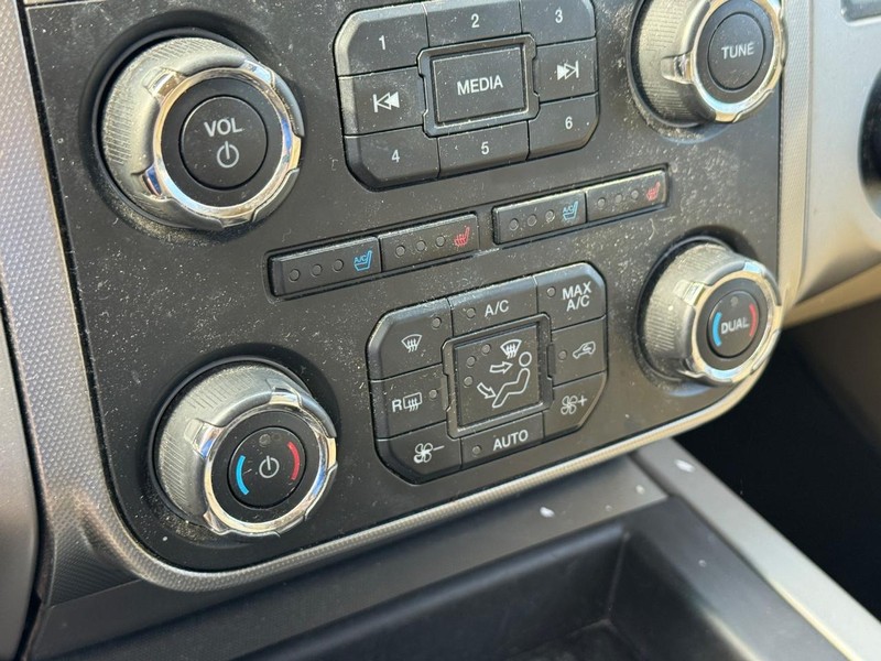 Ford Expedition EL Vehicle Full-screen Gallery Image 24