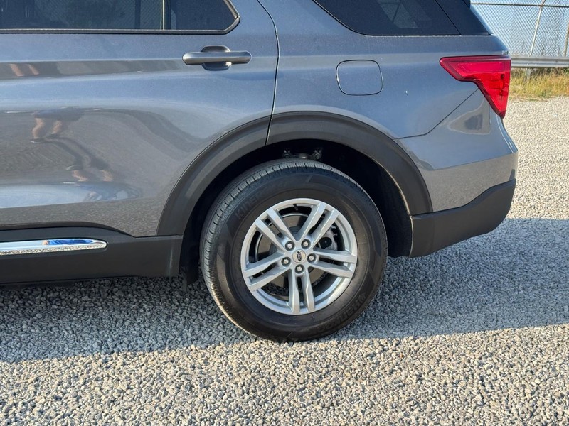Ford Explorer Vehicle Full-screen Gallery Image 11