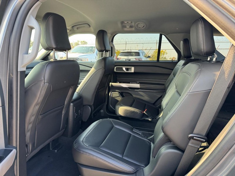 Ford Explorer Vehicle Full-screen Gallery Image 12