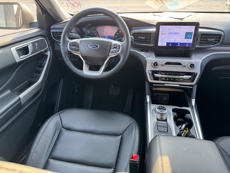 Ford Explorer Vehicle Full-screen Gallery Image 13
