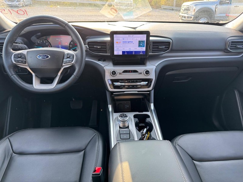 Ford Explorer Vehicle Full-screen Gallery Image 15