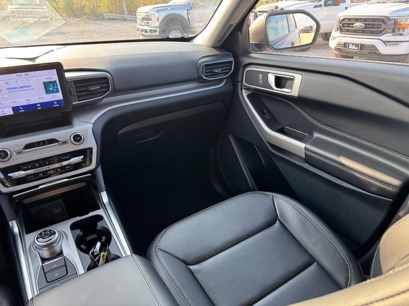 Ford Explorer Vehicle Full-screen Gallery Image 16