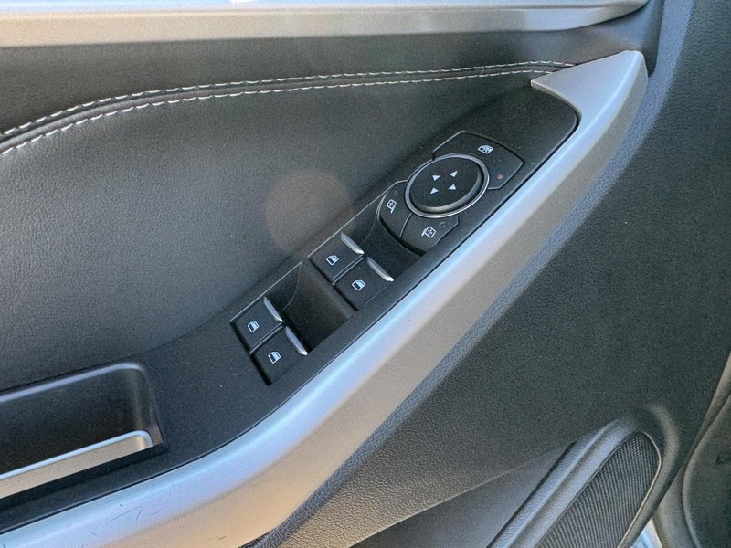 Ford Explorer Vehicle Full-screen Gallery Image 18