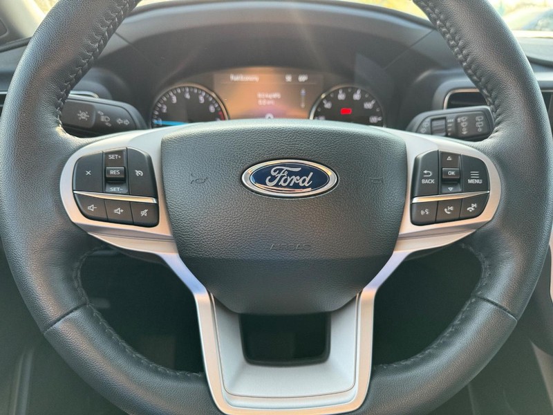 Ford Explorer Vehicle Full-screen Gallery Image 19