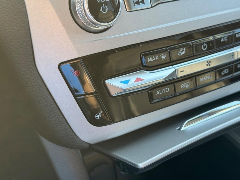 Ford Explorer Vehicle Full-screen Gallery Image 22