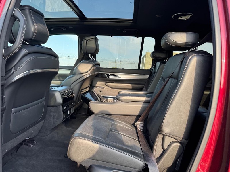 Jeep Grand Wagoneer Vehicle Full-screen Gallery Image 12