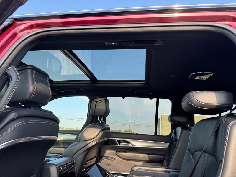 Jeep Grand Wagoneer Vehicle Full-screen Gallery Image 13