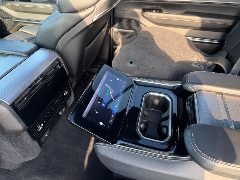 Jeep Grand Wagoneer Vehicle Full-screen Gallery Image 14