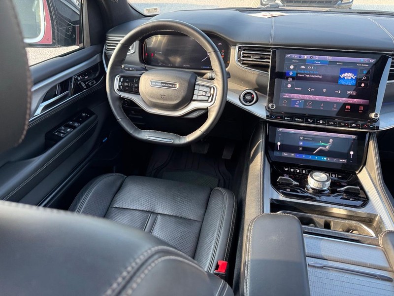 Jeep Grand Wagoneer Vehicle Full-screen Gallery Image 16