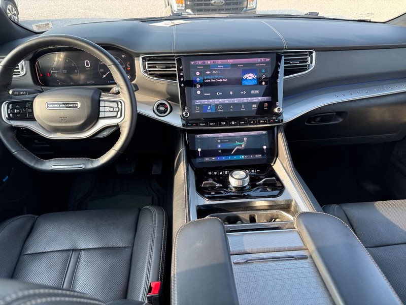 Jeep Grand Wagoneer Vehicle Full-screen Gallery Image 17