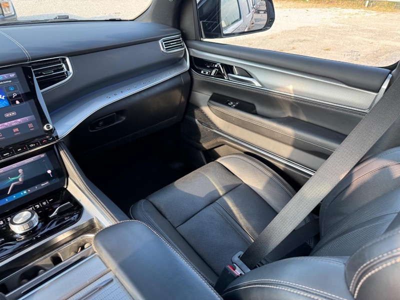 Jeep Grand Wagoneer Vehicle Full-screen Gallery Image 18