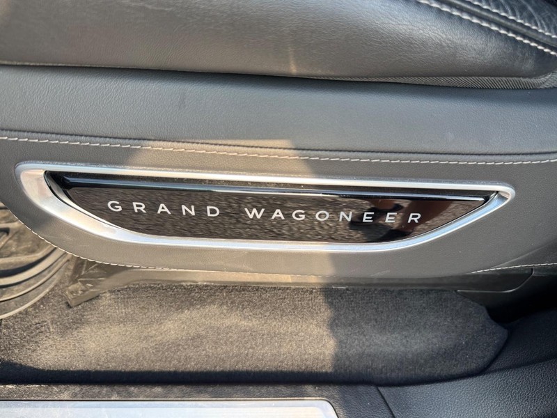 Jeep Grand Wagoneer Vehicle Full-screen Gallery Image 19