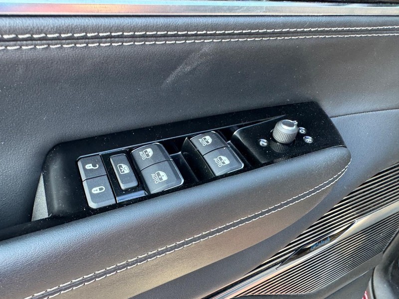Jeep Grand Wagoneer Vehicle Full-screen Gallery Image 20