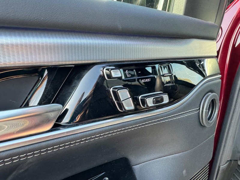 Jeep Grand Wagoneer Vehicle Full-screen Gallery Image 21