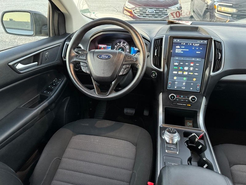 Ford Edge Vehicle Full-screen Gallery Image 13