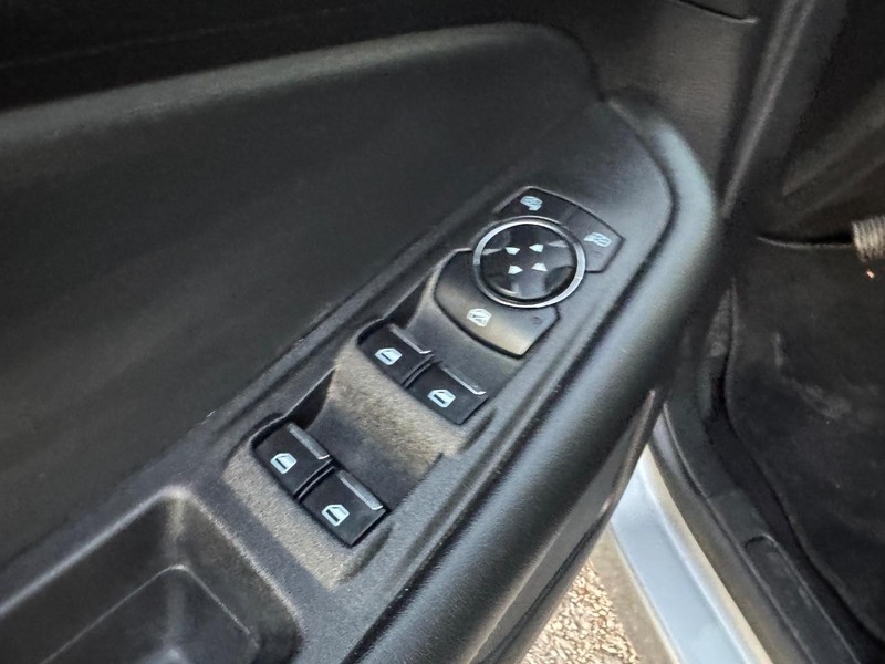 Ford Edge Vehicle Full-screen Gallery Image 16