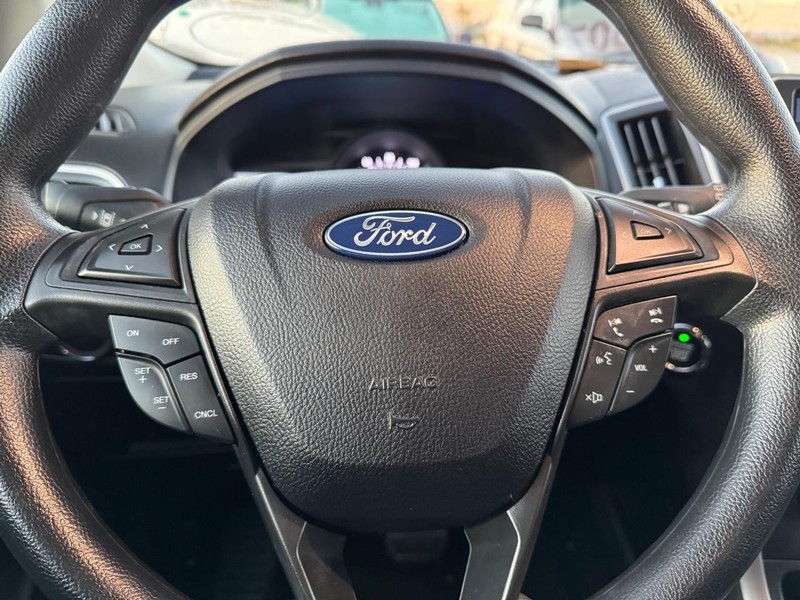 Ford Edge Vehicle Full-screen Gallery Image 17