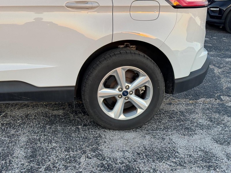 Ford Edge Vehicle Full-screen Gallery Image 11