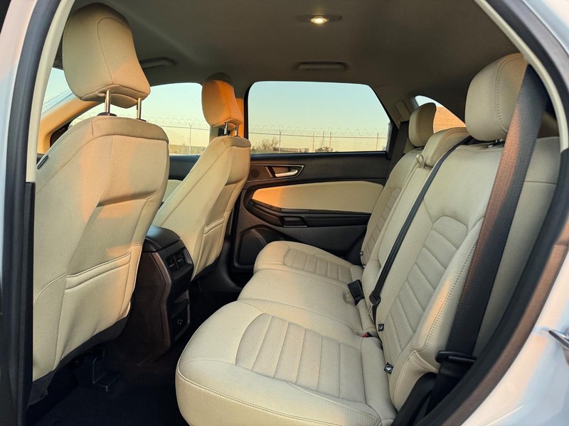 Ford Edge Vehicle Full-screen Gallery Image 12