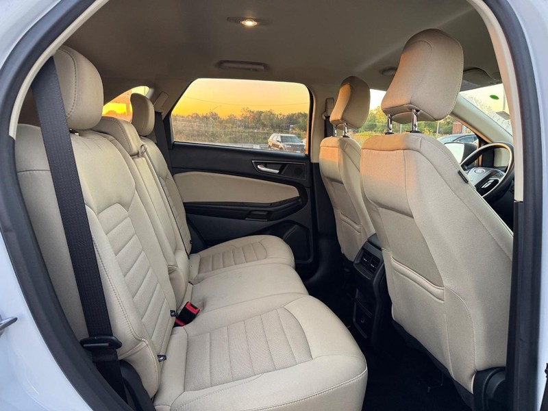Ford Edge Vehicle Full-screen Gallery Image 13