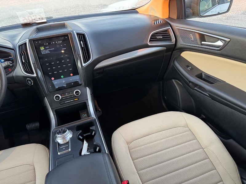 Ford Edge Vehicle Full-screen Gallery Image 16
