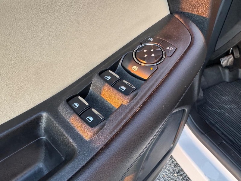 Ford Edge Vehicle Full-screen Gallery Image 18