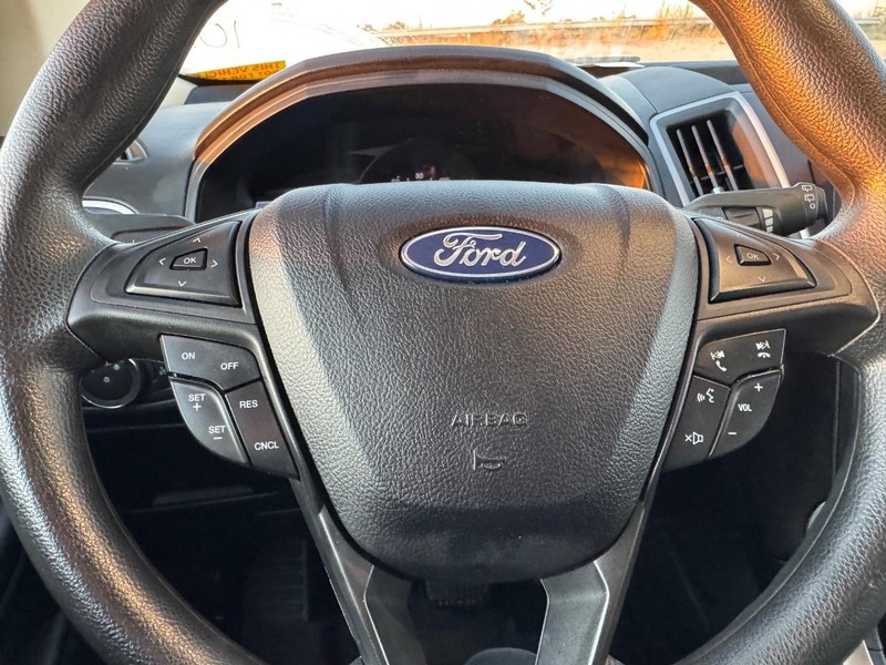 Ford Edge Vehicle Full-screen Gallery Image 19