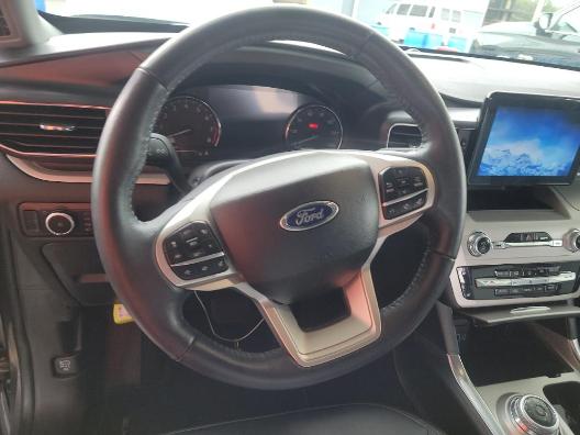 Ford Explorer Vehicle Full-screen Gallery Image 05