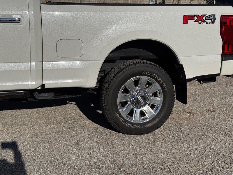 Ford Super Duty F-250 SRW Vehicle Full-screen Gallery Image 11