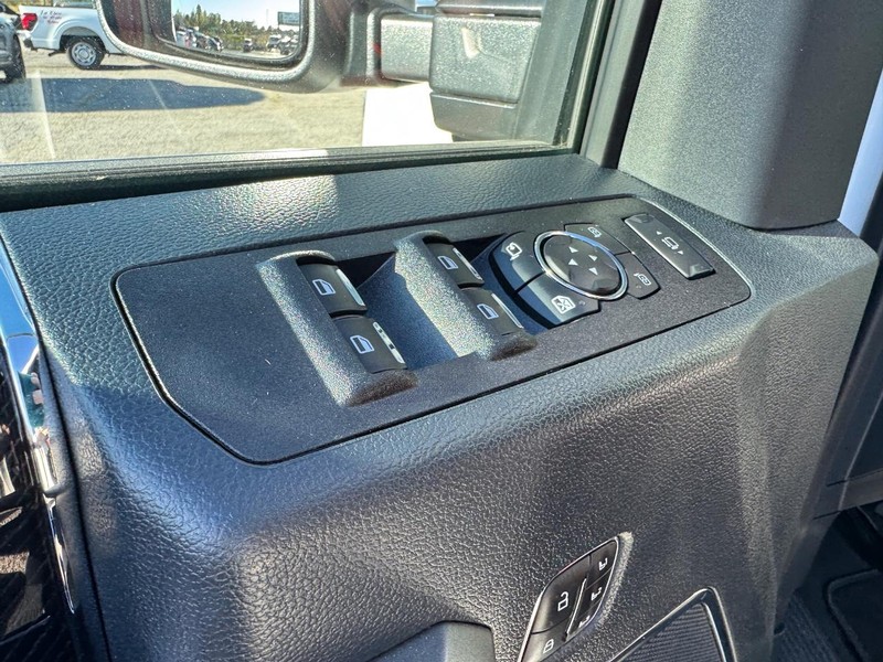 Ford Super Duty F-250 SRW Vehicle Full-screen Gallery Image 17